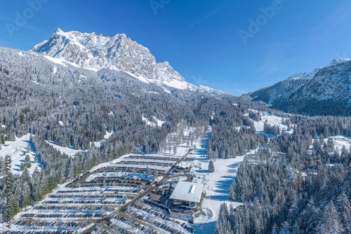 Perfektes Winterwetter an der Ehrwalder Alm in Tirol, Schnee, Sonne und blauer Himmel über der Tiroler Zugspitz Region photo