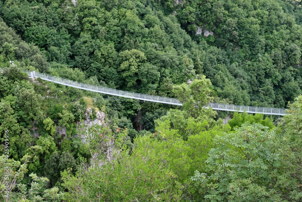 Laviano - Ponte tibetano dal castello medioevale