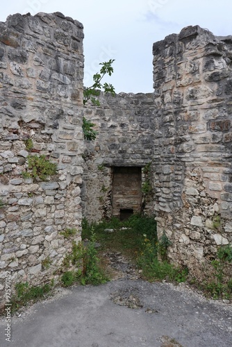 Obraz na płótnie Laviano - Interno della torre angolare del castello medioevale w salonie