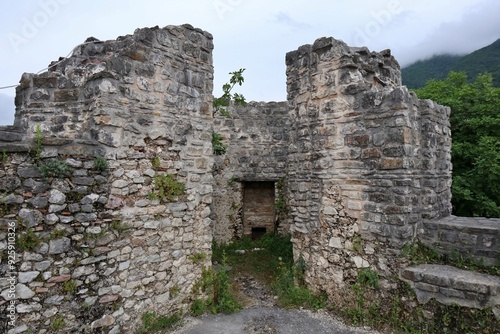 Laviano - Torre angolare del castello medioevale