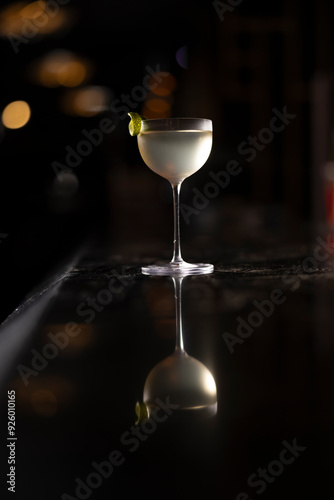 cocktail en fondo negro en copa coupe y reflejo