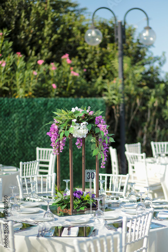 Obraz na płótnie Elegant Outdoor Wedding Reception with Wisteria Floral Centerpieces w salonie