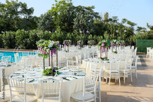 Obraz na płótnie Garden Wedding Setup: Round Tables with Purple and White Floral Decor w salonie