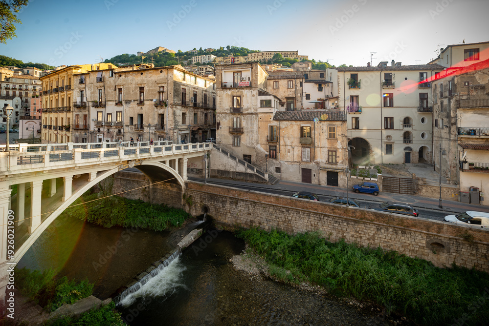 Fototapeta premium Cosenza - Callejón del centro histórico - Pueblo medieval italiano