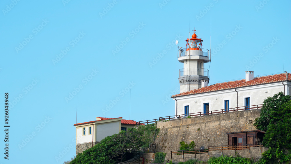 Primer plano del hermoso faro en la villa costera de Cudillero en el litoral del mar Cantábrico, España Primer plano del hermoso faro en la villa costera de Cudillero en el litoral del mar Cantábrico, España