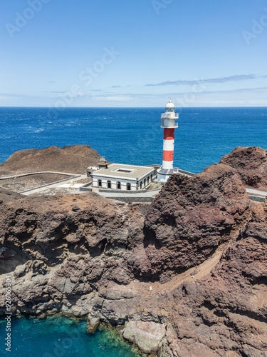 TENERIFE FARO bianco e rosso DI PUNTA DE TENO E PANORAMA OCEANO ATLANTICO