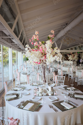 Obraz na płótnie Indoor Wedding Reception: Round Table with White Flowers and Crystal Accents w salonie