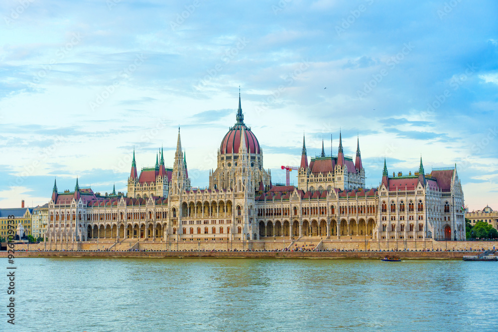 Obraz premium Hungarian Parliament Building at Dusk by the River
