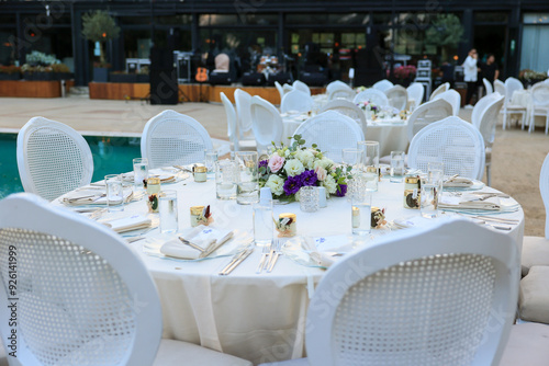 Obraz na płótnie Elegant Poolside Wedding Reception with Round Tables and White Chairs w salonie