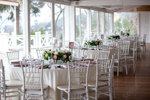 Obraz na płótnie Elegant Wedding Venue with Floral Arrangements and Crystal Chairs w salonie