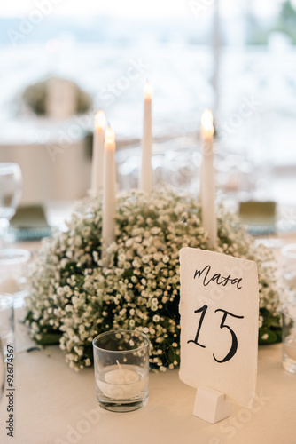 Obraz na płótnie Luxury Wedding: Beautifully Decorated Venue with Floral Arrangements w salonie