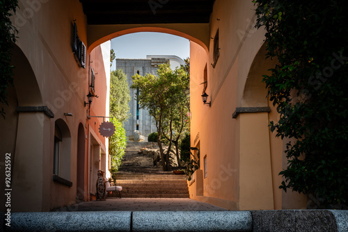 Gasse in einer Stadt in Sardinien, Italien.