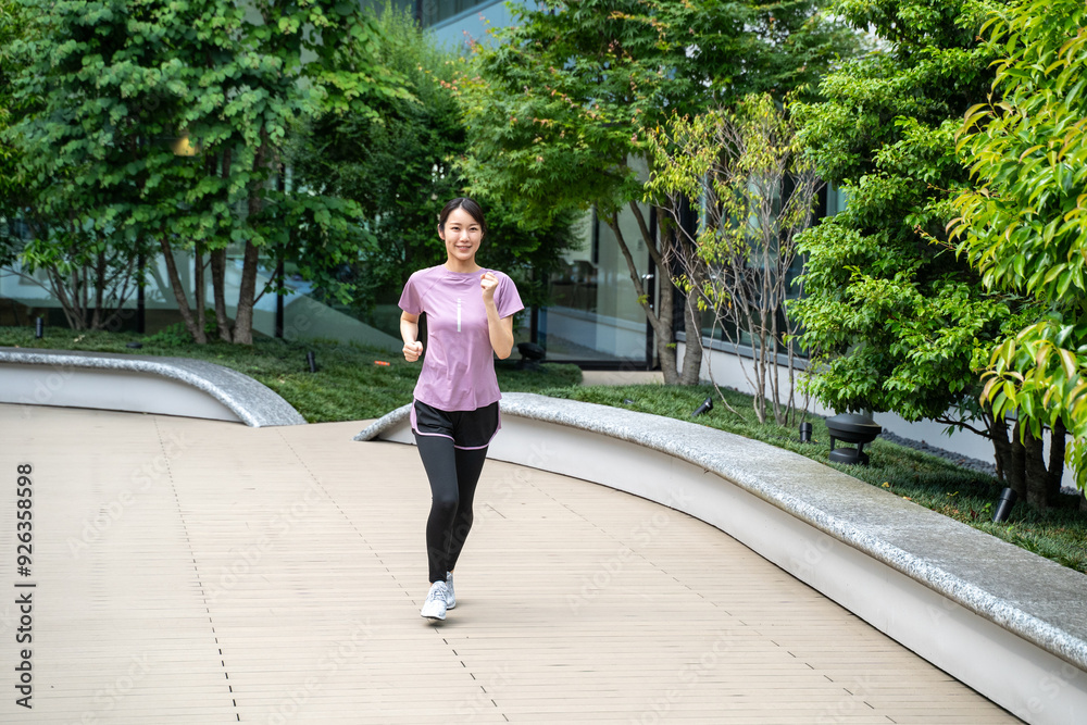 Fototapeta premium 公園でランニングする女性