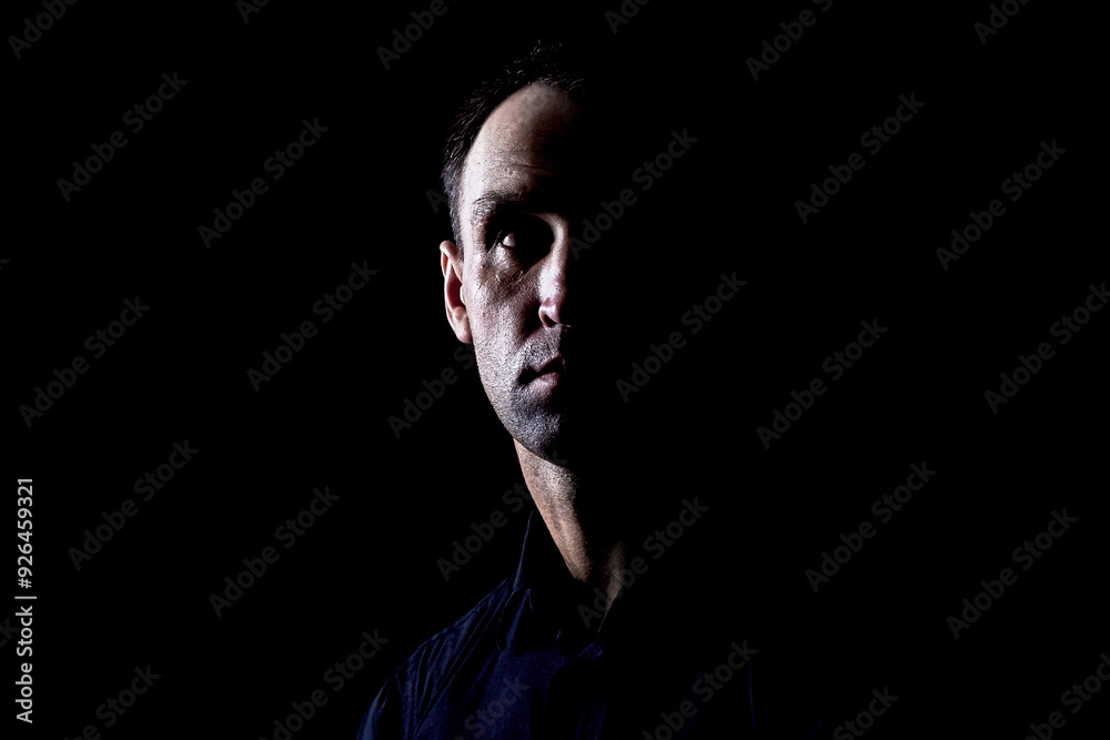 Obraz premium Brutal man in a black shirt on a dark background