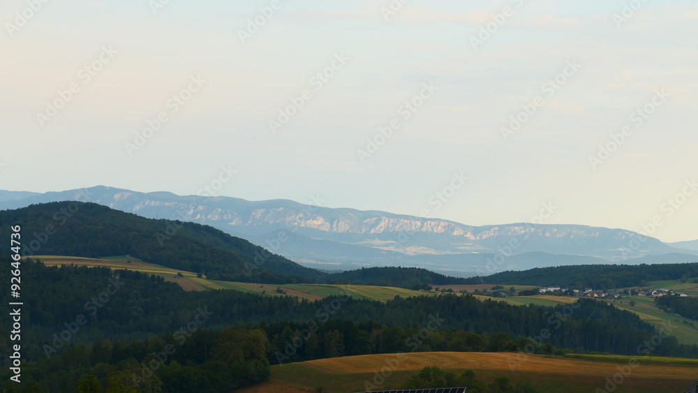 Blick über die Bucklige Welt auf die Hohe Wand, südliches Niederösterreich Blick über die Bucklige Welt auf die Hohe Wand, südliches Niederösterreich