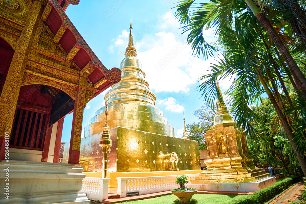 Naklejka premium Structure religieuse bouddhiste recouvert de dorure