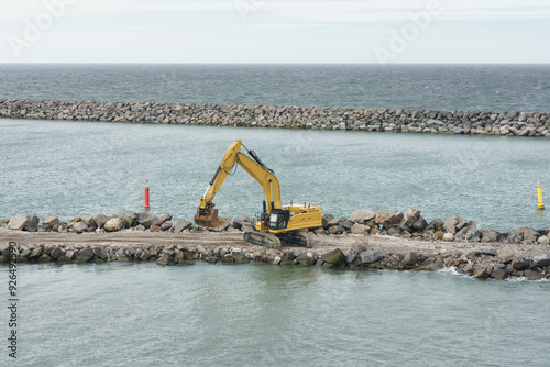 Baustelle im Hafen mit Bagger und neuer Mole photo