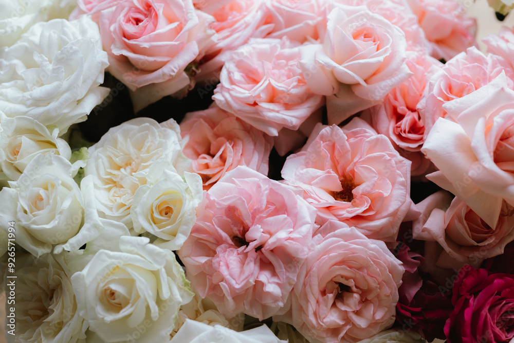 Obraz premium A vibrant bouquet of fresh roses, bursting with color and delicate petals, perfect for celebrating love, anniversaries, or special occasions, capturing nature's beauty and fragility.