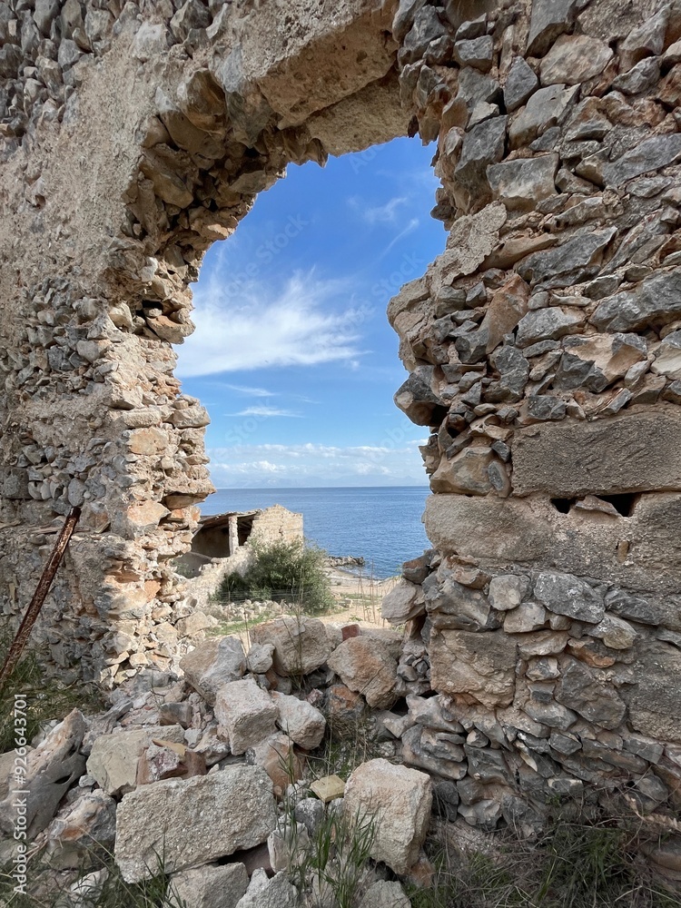Arco di Rovine con Vista Mare Arco di Rovine con Vista Mare