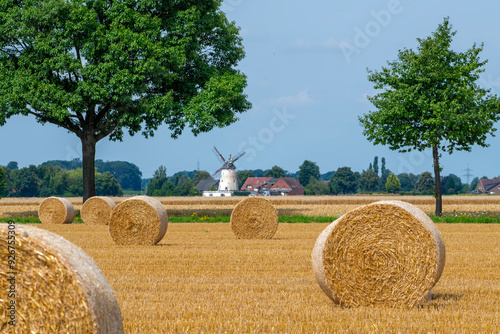 Strohballen und Windmühle Stemmer Minden