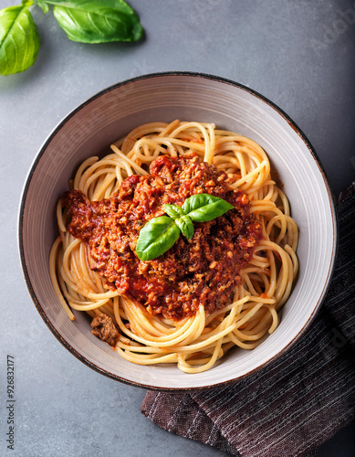 Obraz na płótnie spaghetti bolognese in a bowl w salonie