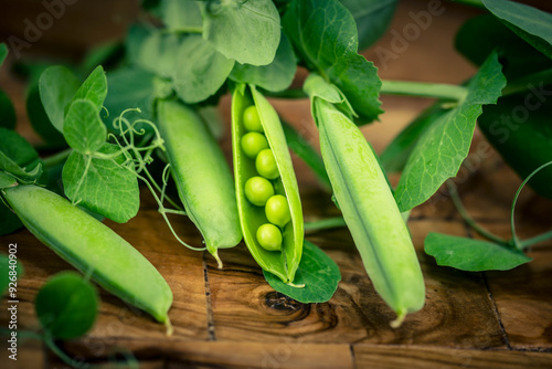 Erbsen Pisum sativum auf Olivenholz photo