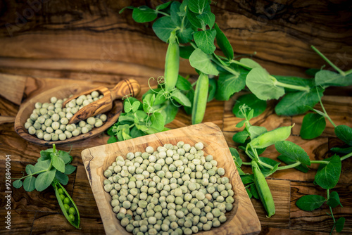 Erbsen Pisum sativum auf Olivenholz photo