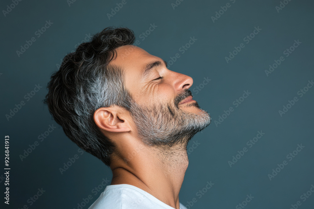 Obraz premium A close up of a man's face with her eyes closed