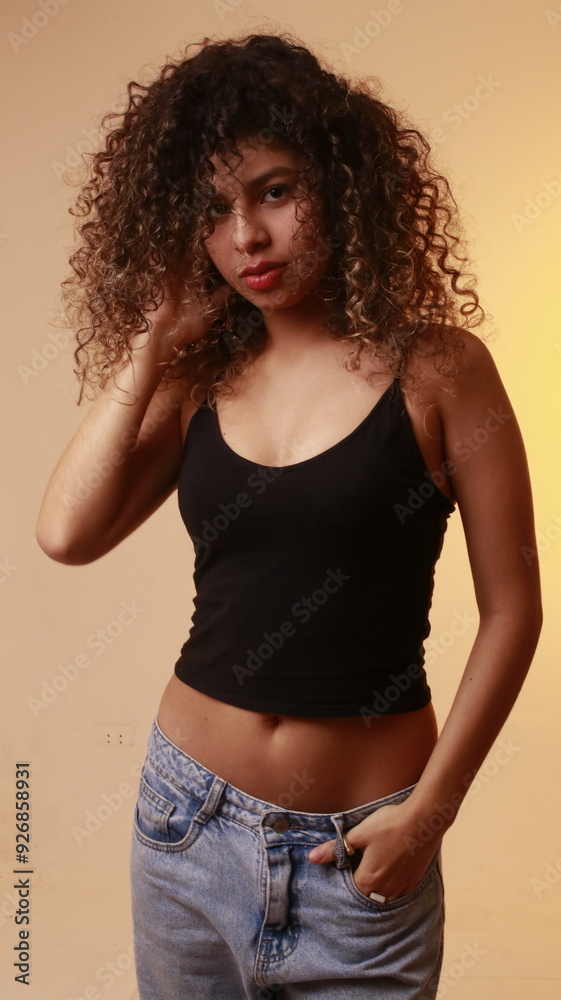 Mujer latina de rulos Mujer latina de rulos