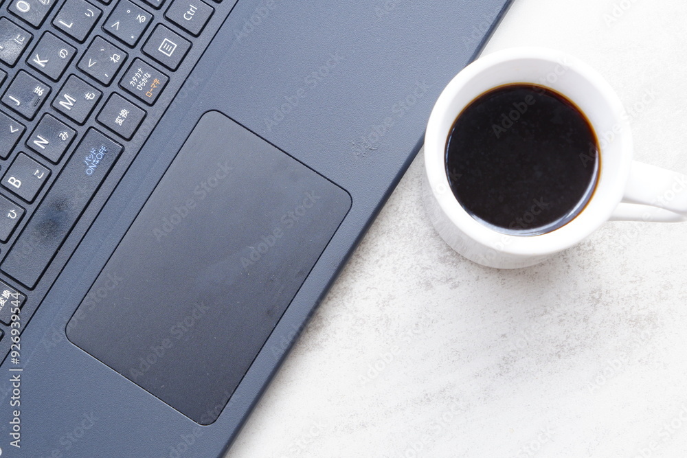 コーヒーを飲みながら、ノートパソコンでデスクワークをしているイメージ写真
コーヒーを飲みながら、ノートパソコンでデスクワークをしているイメージ写真