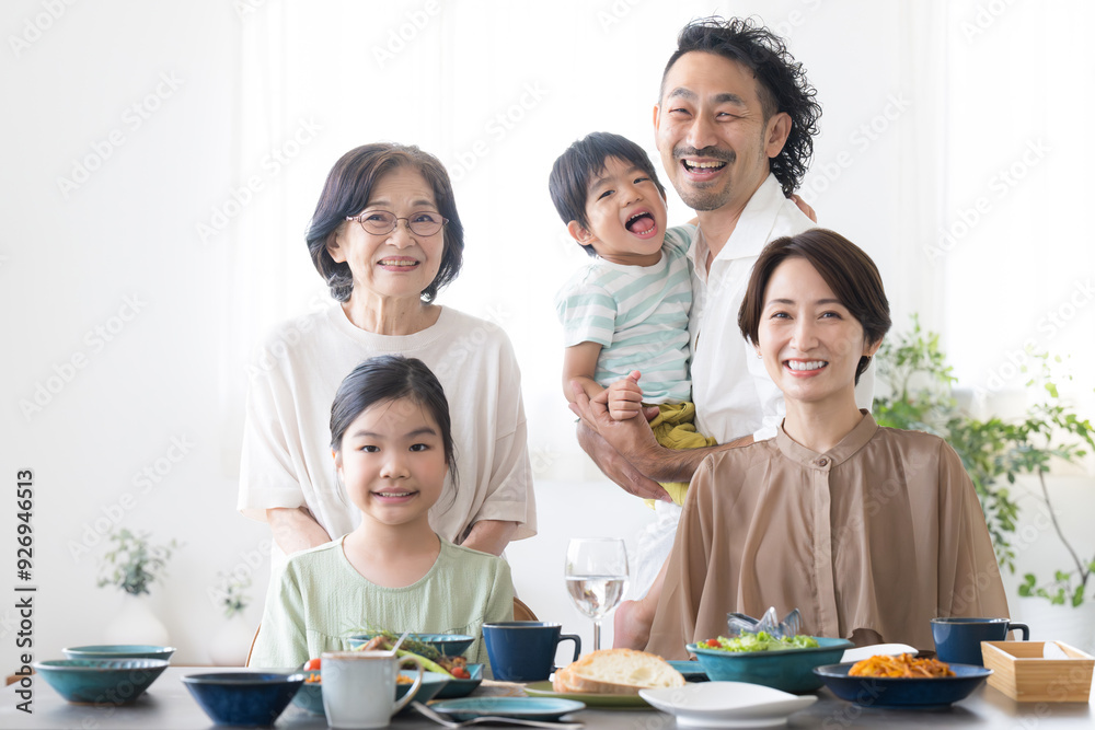 Fototapeta premium 3世代(二世帯住宅)など家族の食卓 カメラ目線で笑顔 父、母、祖母、娘、息子５人のクローズアップ