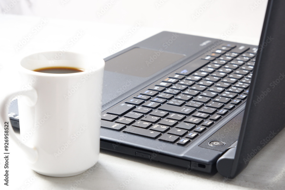 コーヒーを飲みながら、ノートパソコンでデスクワークをしているイメージ
コーヒーを飲みながら、ノートパソコンでデスクワークをしているイメージ