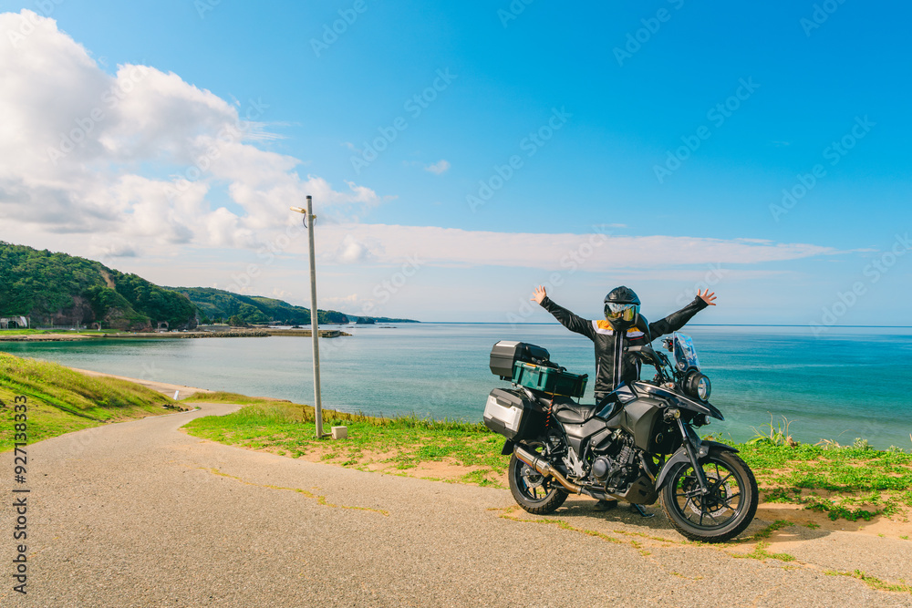 Obraz premium 能登の海岸沿いをバイクでツーリング