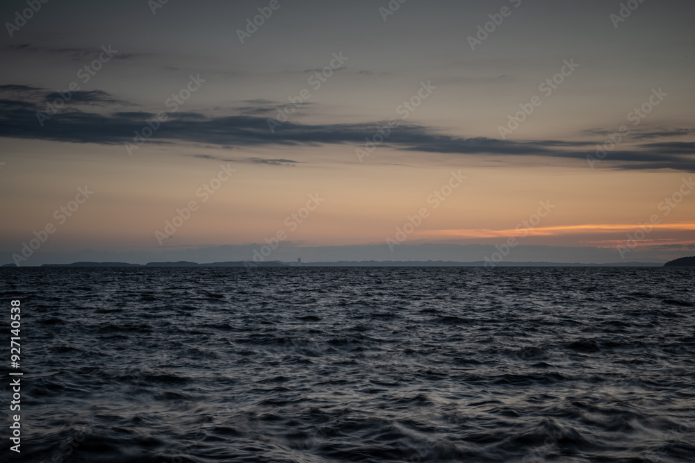 Fototapeta premium 日没後の海と空