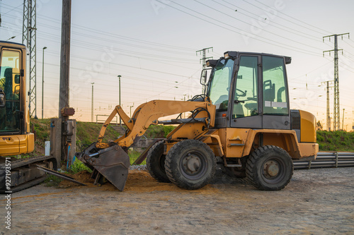 Obraz na płótnie Ein Radlader , hier ein Schwenklader auf einer Baustelle w salonie