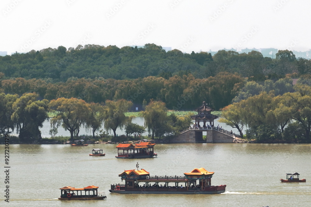 Obraz premium Harmony of Land and Water: A View from Above