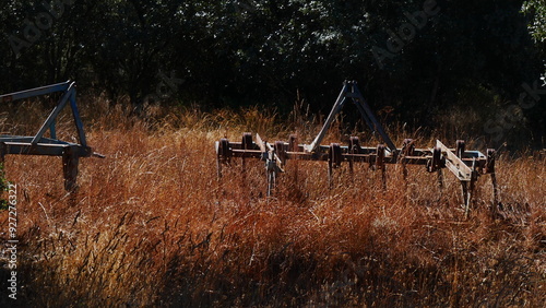 vestiges historiques d'une ancienne époque d'espagne, dans la région castilla, débris laissés dans la nature, gachis de matériel de campagne et d'agriculture, pollution, manque de propriété photo