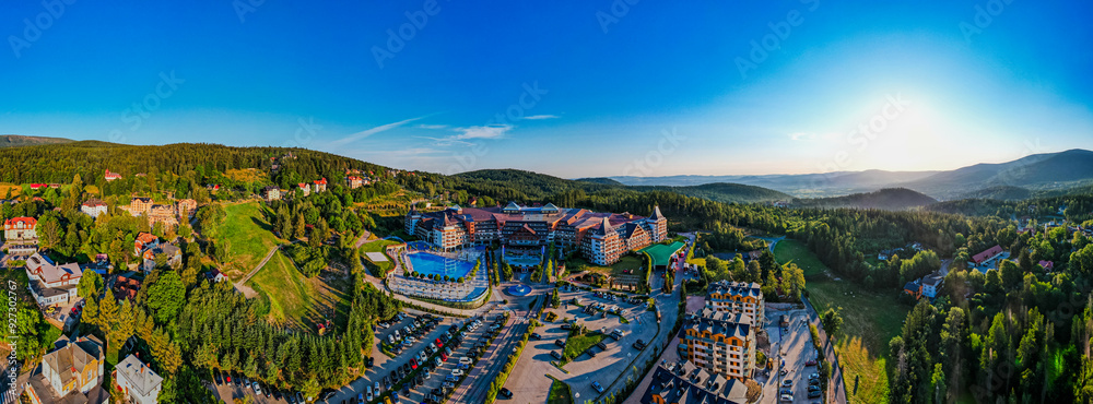 Karpacz, miasto turystyczne w górach. Polska, Sudety latem, panorama z lotu ptaka.