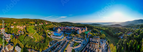 Obraz na płótnie Karpacz, miasto turystyczne w górach. Polska, Sudety latem, panorama z lotu ptaka. w salonie
