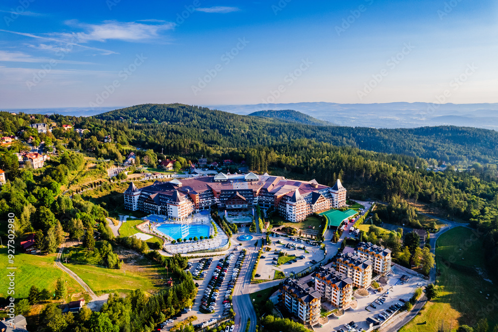 Karpacz, miasto turystyczne w górach. Polska, Sudety latem, panorama z lotu ptaka.