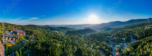 Obraz na płótnie Karpacz, miasto turystyczne w górach. Polska, Sudety latem, panorama z lotu ptaka. w salonie