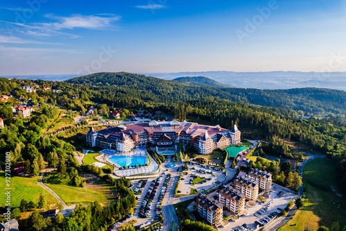 Obraz na płótnie Karpacz, miasto turystyczne w górach. Polska, Sudety latem, panorama z lotu ptaka. w salonie