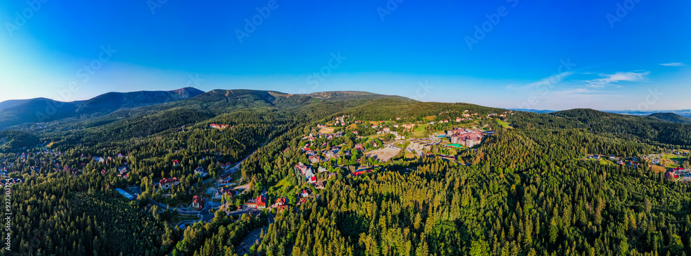Karpacz, miasto turystyczne w górach. Polska, Sudety latem, panorama z lotu ptaka.