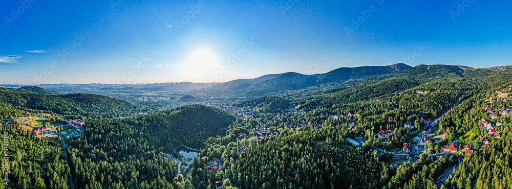 Karpacz, miasto turystyczne w górach. Polska, Sudety latem, panorama z lotu ptaka.