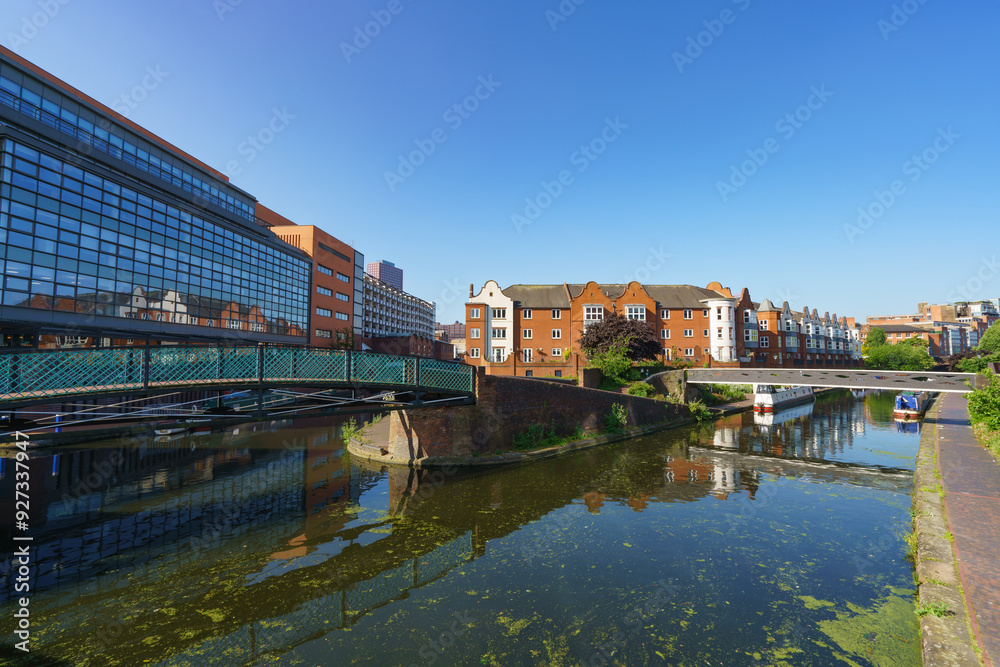Obraz premium Birmingham old canal on a summer day. England