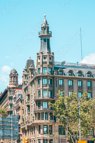 Obraz na płótnie Barcelona: Historic Monuments and Architecture Under Blue Skies w salonie