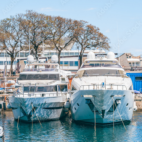 Obraz na płótnie Barcelona Harbor: Boats, Blue Skies, and Mediterranean Vacation w salonie