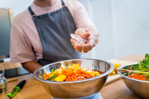 Fotografía The chef is broadcasting live from workshop how to prepare a spicy glass noodle