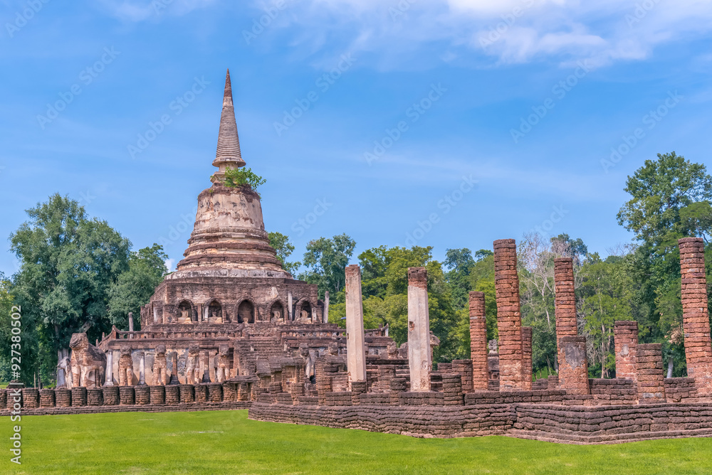 Obraz premium The most beautiful Viewpoint Historic temple of Sukhothai Historical Park, Thailand.