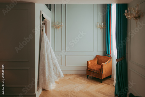 L'abito della sposa appeso nella stanza dove avverrà la preparazione
